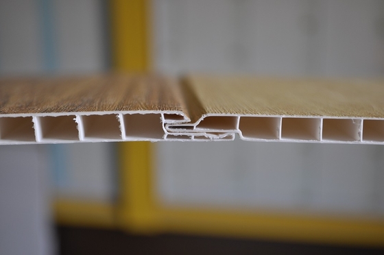 A forma de pouco peso do quadrado/retângulo dos painéis de teto do PVC do banheiro personalizou o teste padrão